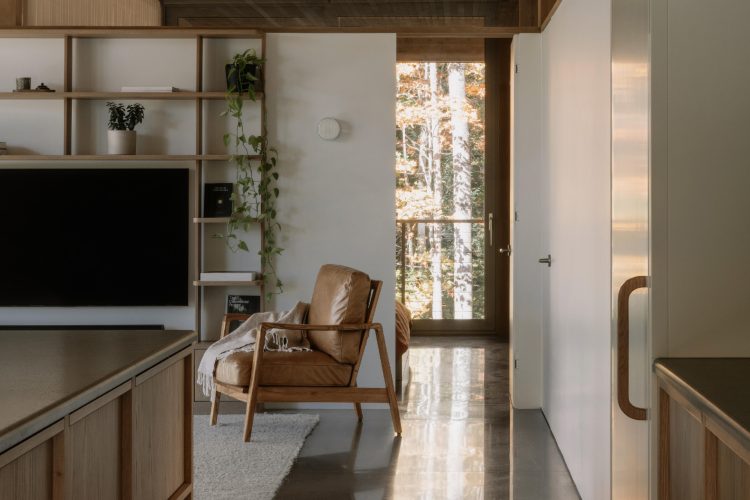 perchee-kuca-koja-lebdi-iznad-sume-i-redefinise-odrzivu-arhitekturu-u-kanadi-14