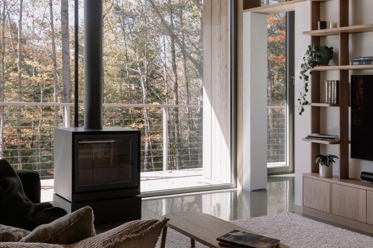 perchee-kuca-koja-lebdi-iznad-sume-i-redefinise-odrzivu-arhitekturu-u-kanadi-15