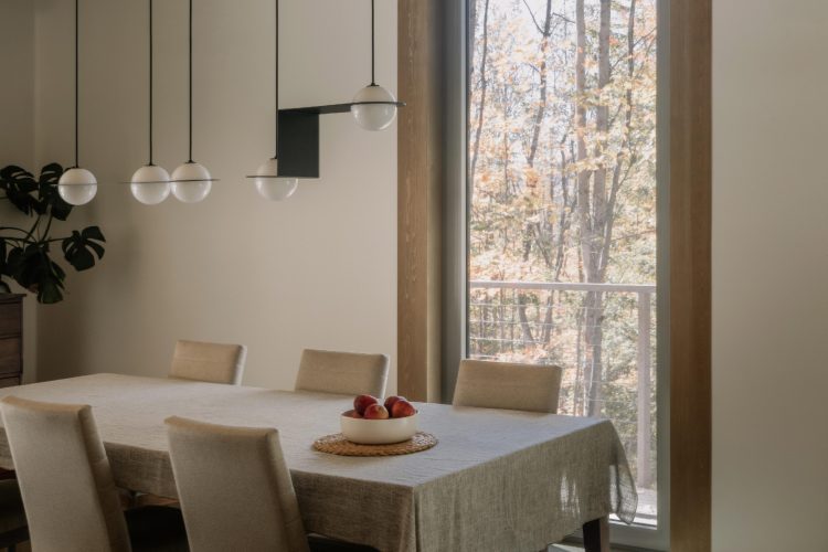 perchee-kuca-koja-lebdi-iznad-sume-i-redefinise-odrzivu-arhitekturu-u-kanadi-16