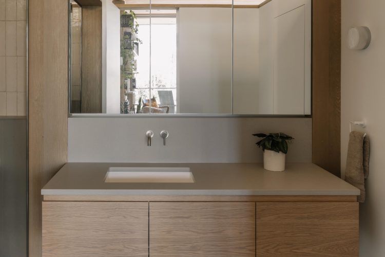 perchee-kuca-koja-lebdi-iznad-sume-i-redefinise-odrzivu-arhitekturu-u-kanadi-20