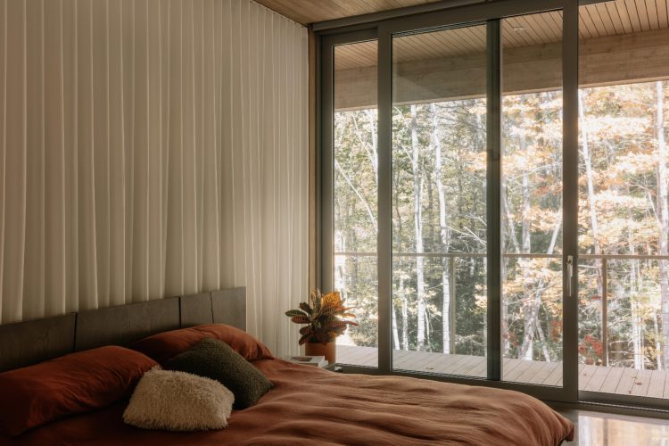 perchee-kuca-koja-lebdi-iznad-sume-i-redefinise-odrzivu-arhitekturu-u-kanadi-19