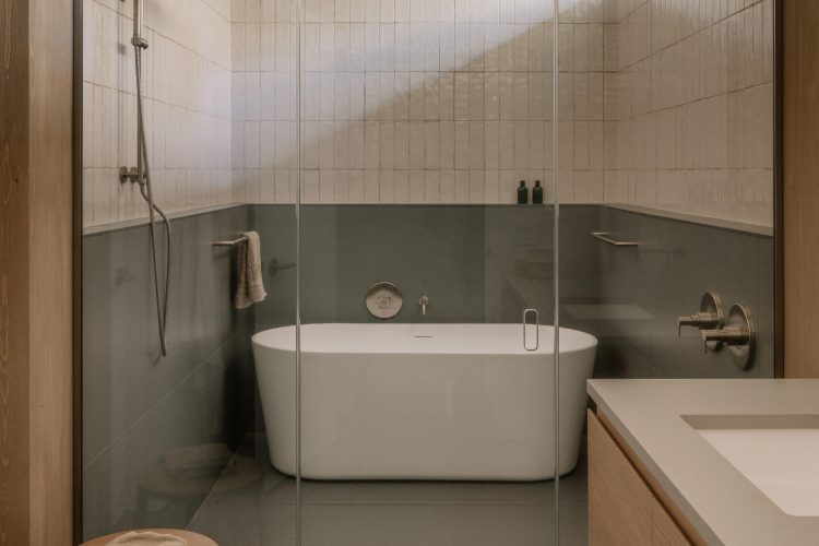 perchee-kuca-koja-lebdi-iznad-sume-i-redefinise-odrzivu-arhitekturu-u-kanadi-21