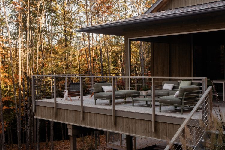 perchee-kuca-koja-lebdi-iznad-sume-i-redefinise-odrzivu-arhitekturu-u-kanadi-22