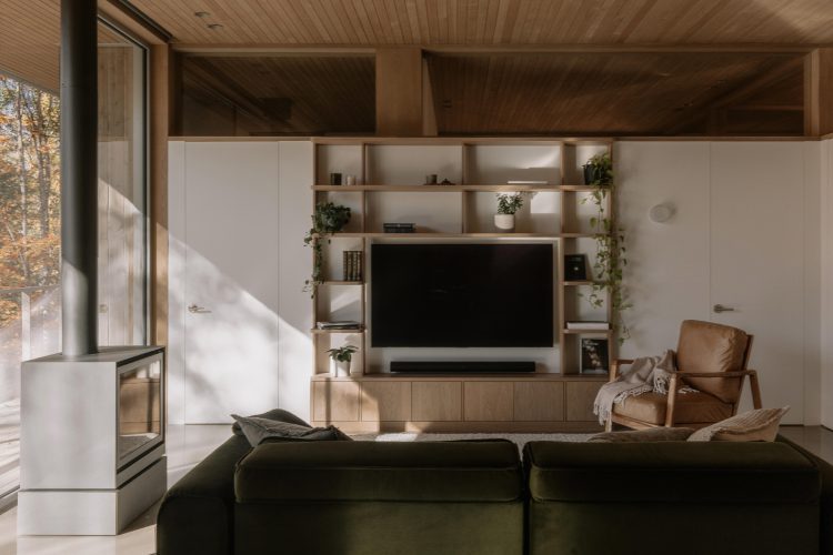 perchee-kuca-koja-lebdi-iznad-sume-i-redefinise-odrzivu-arhitekturu-u-kanadi-23