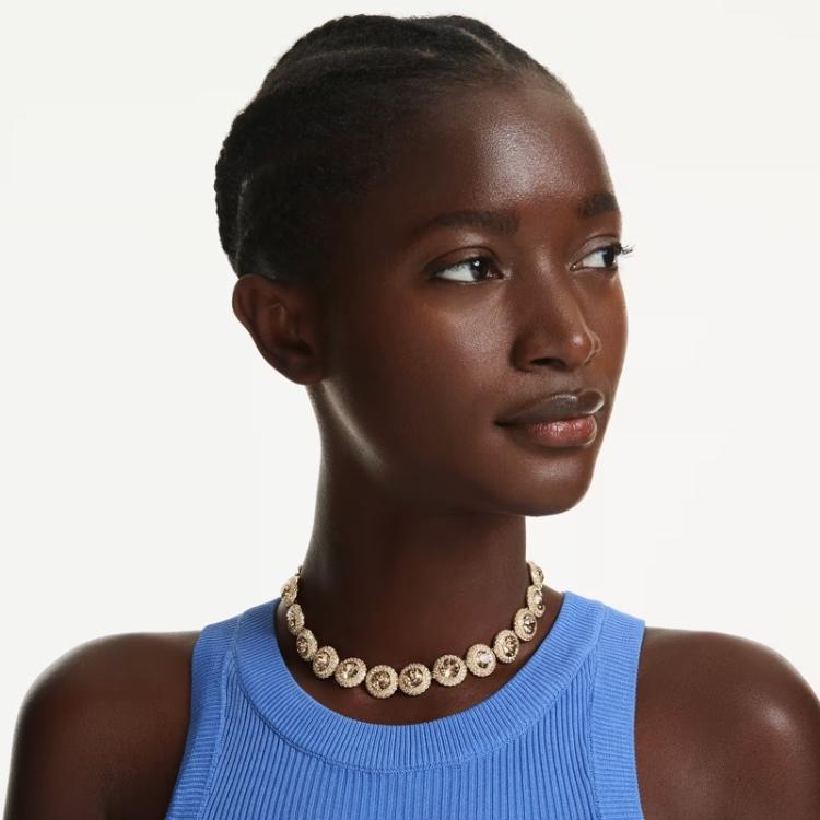 kristalna-raskos-oko-vrata-swarovski-coker-ogrlice-u-krupnom-planu-5