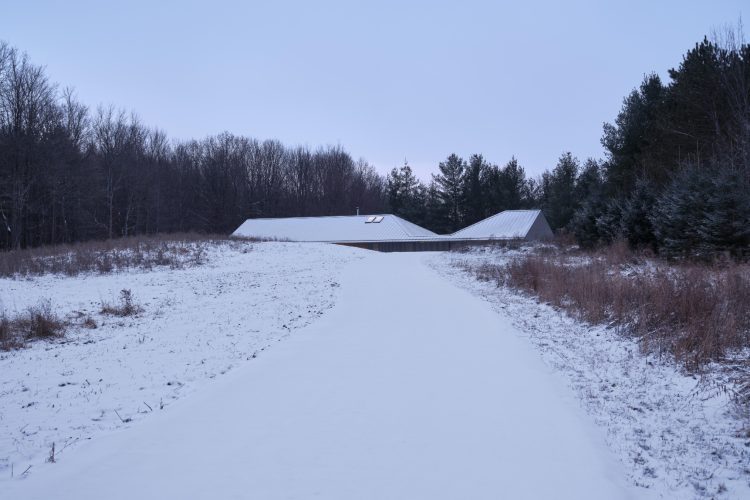 ridge-house-arhitektura-koja-se-povlaci-pred-pejzazom-13