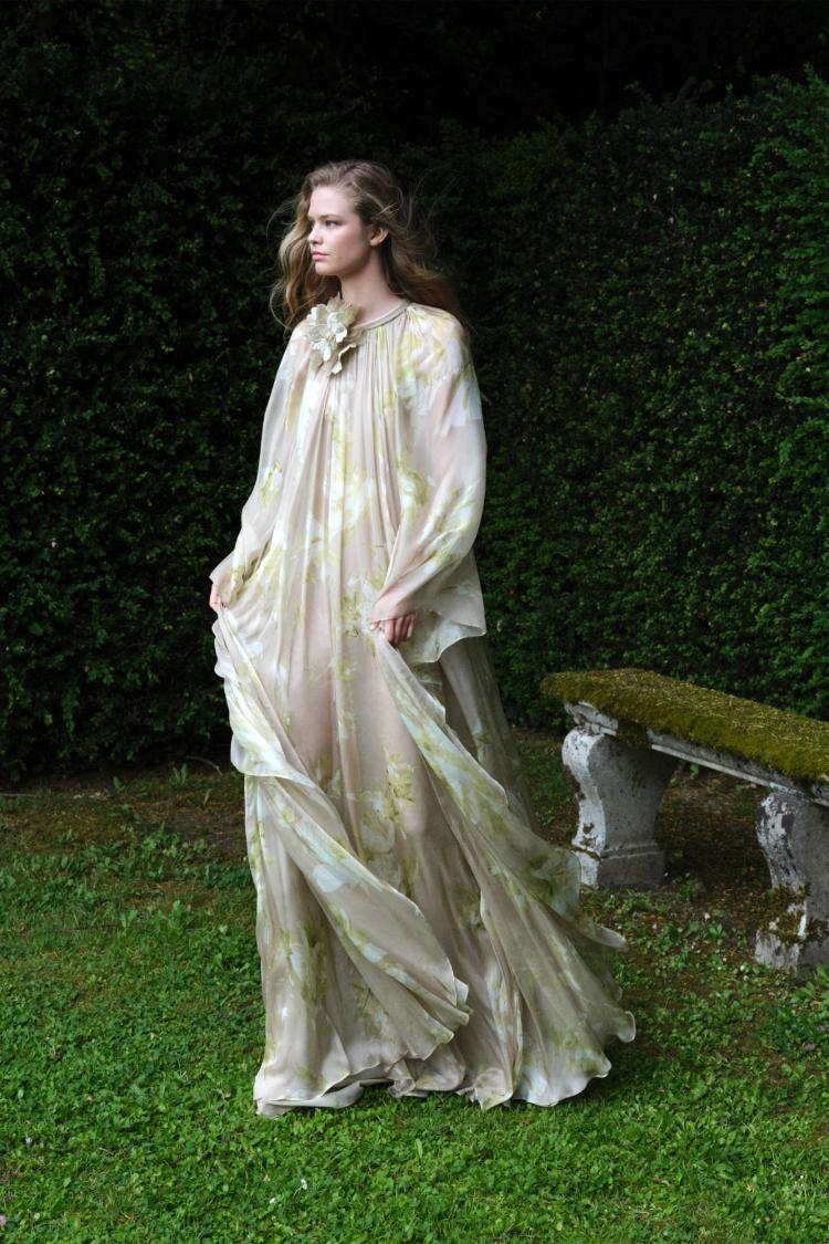 elie-saab-resort-2027-kolekcija-koja-brise-granicu-izmedu-dnevne-elegancije-i-vecernjeg-glamura-16