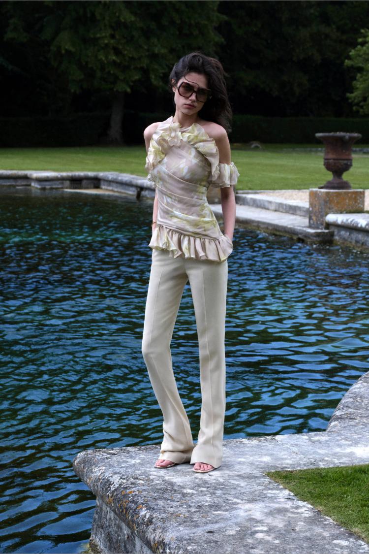 elie-saab-resort-2027-kolekcija-koja-brise-granicu-izmedu-dnevne-elegancije-i-vecernjeg-glamura-27