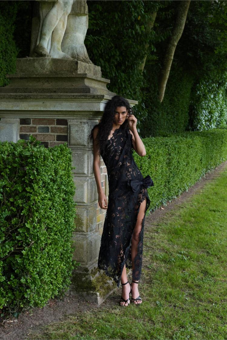 elie-saab-resort-2027-kolekcija-koja-brise-granicu-izmedu-dnevne-elegancije-i-vecernjeg-glamura-35