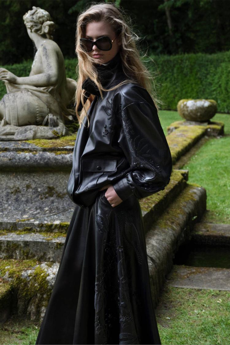 elie-saab-resort-2027-kolekcija-koja-brise-granicu-izmedu-dnevne-elegancije-i-vecernjeg-glamura-39