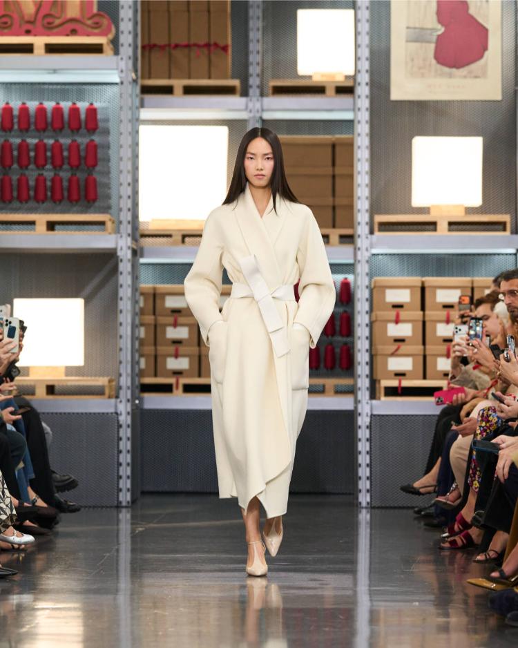 max-mara-resort-2027-kinetic-chic-bauhaus-kaputi-luksuzna-zenska-moda-shanghai-2027-4
