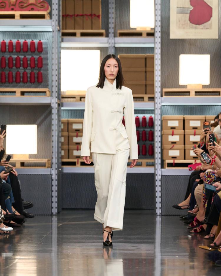 max-mara-resort-2027-kinetic-chic-bauhaus-kaputi-luksuzna-zenska-moda-shanghai-2027-6