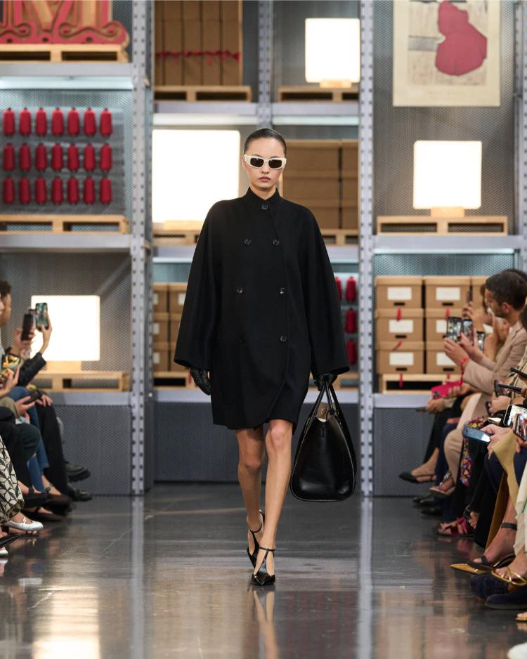 max-mara-resort-2027-kinetic-chic-bauhaus-kaputi-luksuzna-zenska-moda-shanghai-2027-7
