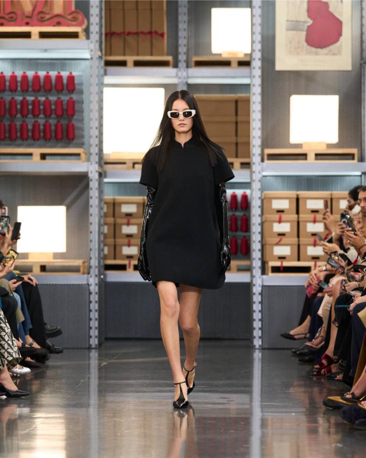 max-mara-resort-2027-kinetic-chic-bauhaus-kaputi-luksuzna-zenska-moda-shanghai-2027-12