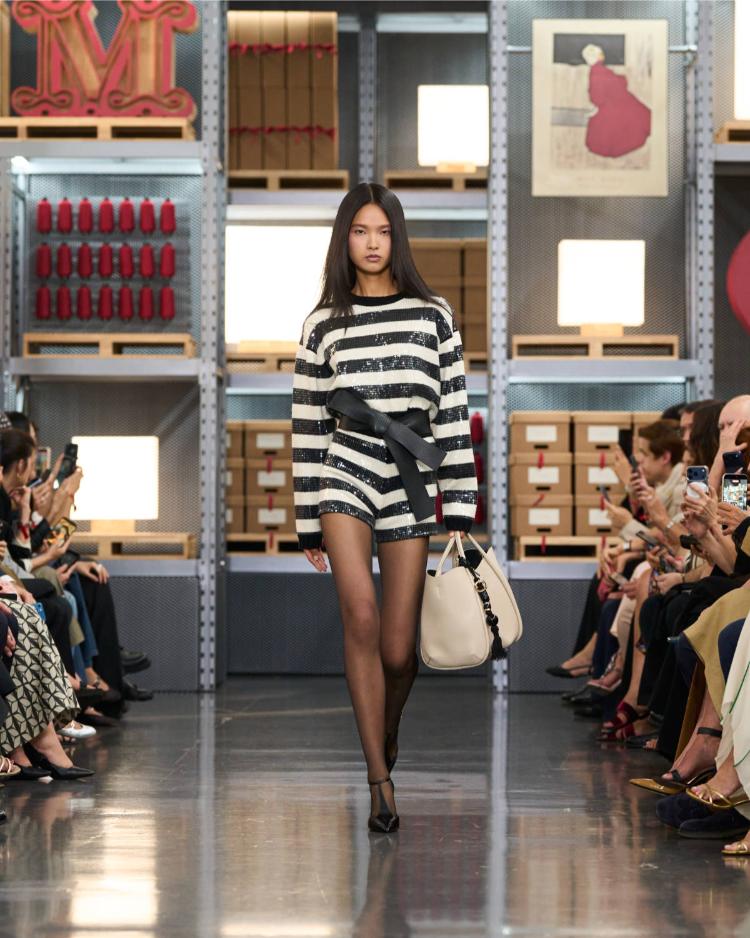 max-mara-resort-2027-kinetic-chic-bauhaus-kaputi-luksuzna-zenska-moda-shanghai-2027-11