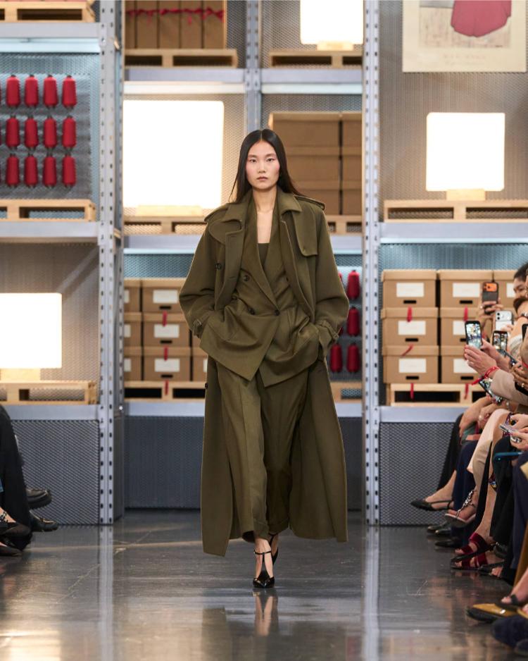 max-mara-resort-2027-kinetic-chic-bauhaus-kaputi-luksuzna-zenska-moda-shanghai-2027-16