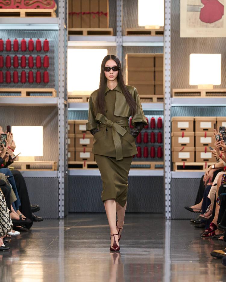 max-mara-resort-2027-kinetic-chic-bauhaus-kaputi-luksuzna-zenska-moda-shanghai-2027-18