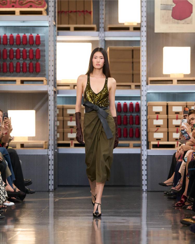 max-mara-resort-2027-kinetic-chic-bauhaus-kaputi-luksuzna-zenska-moda-shanghai-2027-19