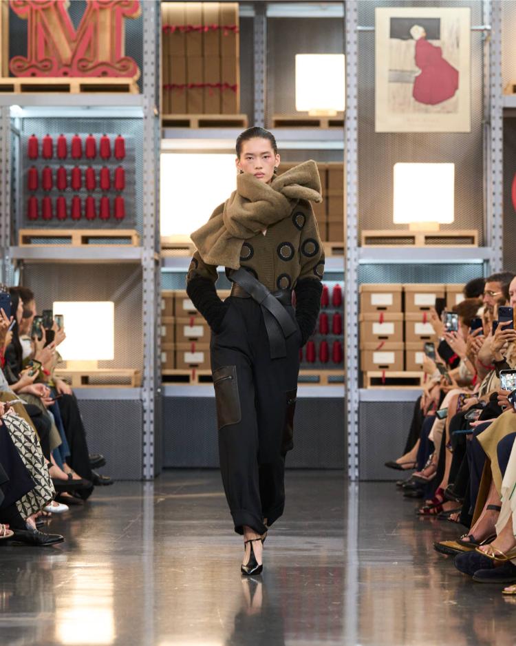 max-mara-resort-2027-kinetic-chic-bauhaus-kaputi-luksuzna-zenska-moda-shanghai-2027-20