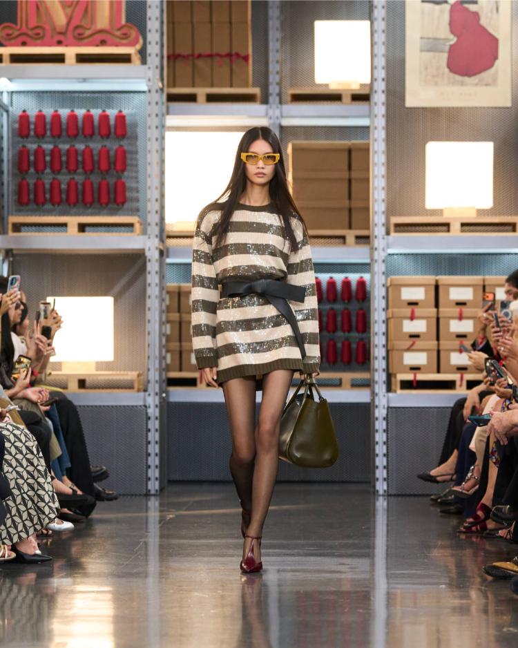 max-mara-resort-2027-kinetic-chic-bauhaus-kaputi-luksuzna-zenska-moda-shanghai-2027-22