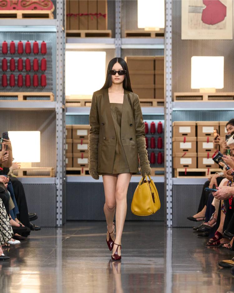 max-mara-resort-2027-kinetic-chic-bauhaus-kaputi-luksuzna-zenska-moda-shanghai-2027-23
