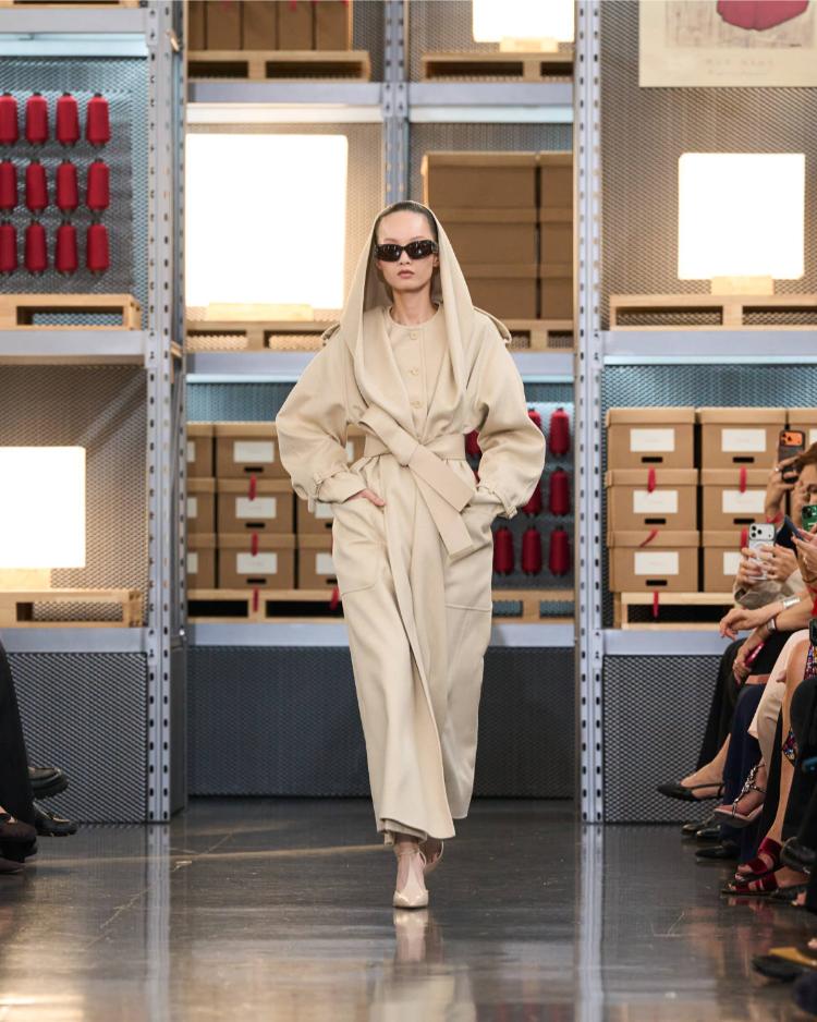 max-mara-resort-2027-kinetic-chic-bauhaus-kaputi-luksuzna-zenska-moda-shanghai-2027-25