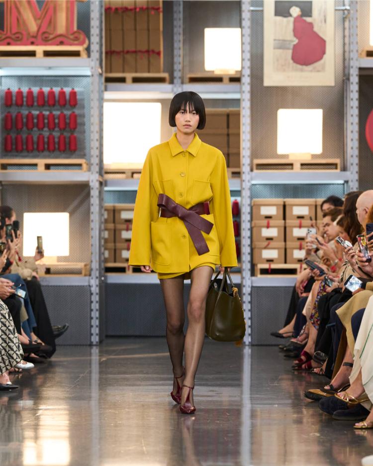 max-mara-resort-2027-kinetic-chic-bauhaus-kaputi-luksuzna-zenska-moda-shanghai-2027-26