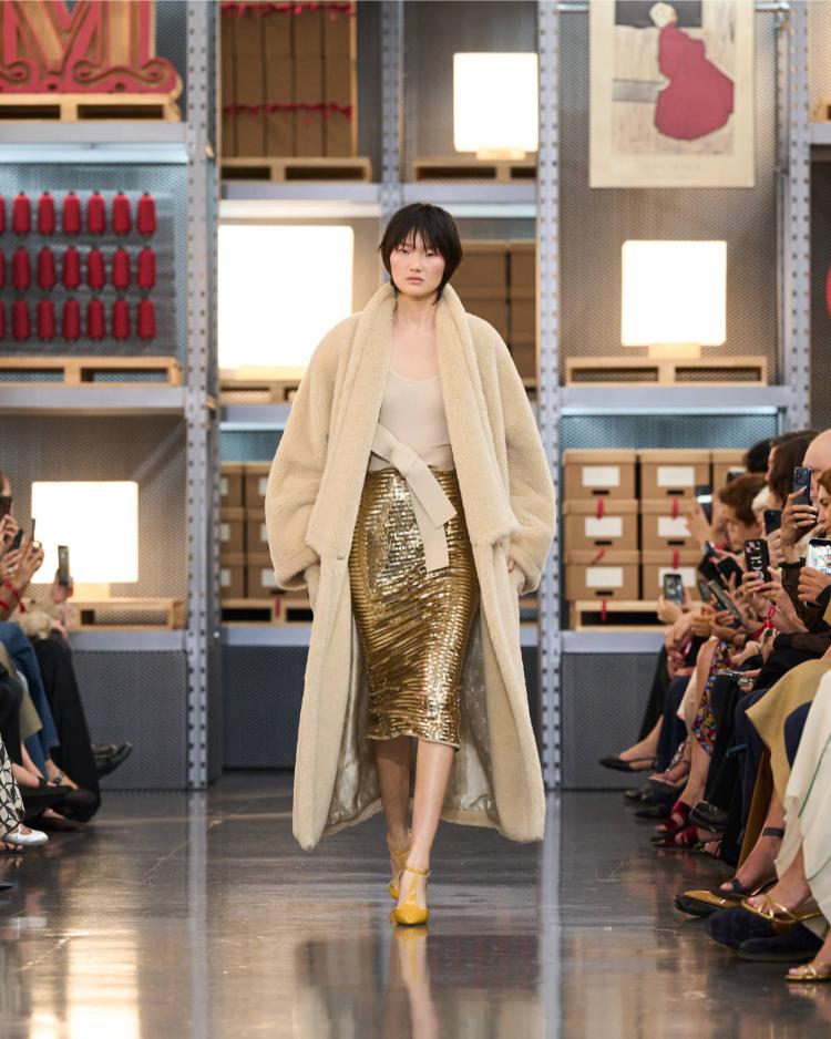 max-mara-resort-2027-kinetic-chic-bauhaus-kaputi-luksuzna-zenska-moda-shanghai-2027-27