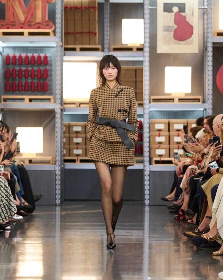 max-mara-resort-2027-kinetic-chic-bauhaus-kaputi-luksuzna-zenska-moda-shanghai-2027-29