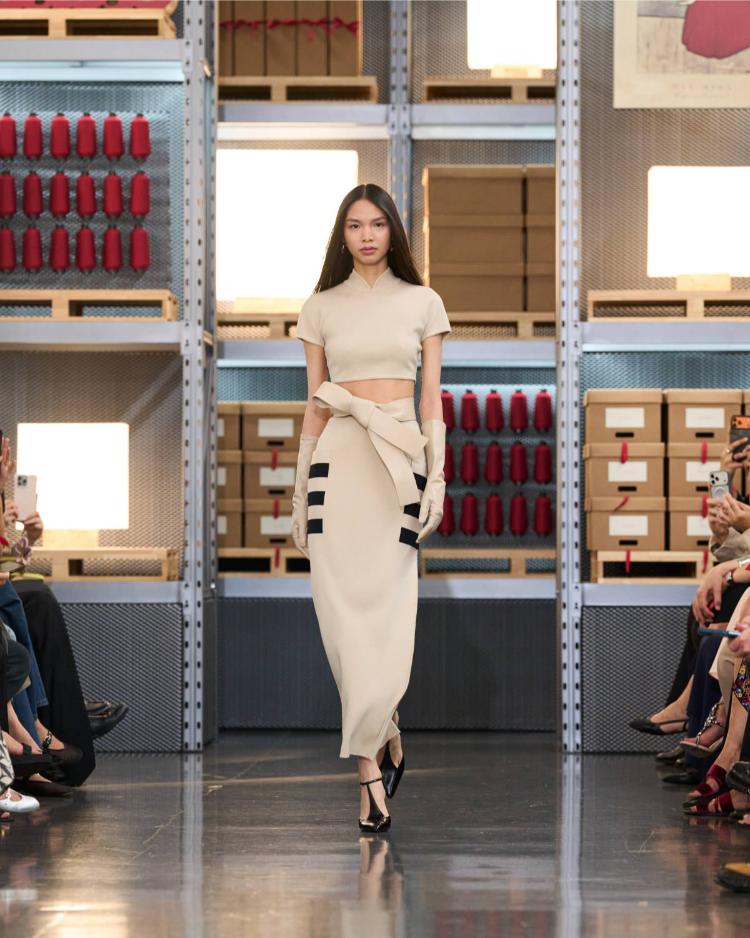 max-mara-resort-2027-kinetic-chic-bauhaus-kaputi-luksuzna-zenska-moda-shanghai-2027-30