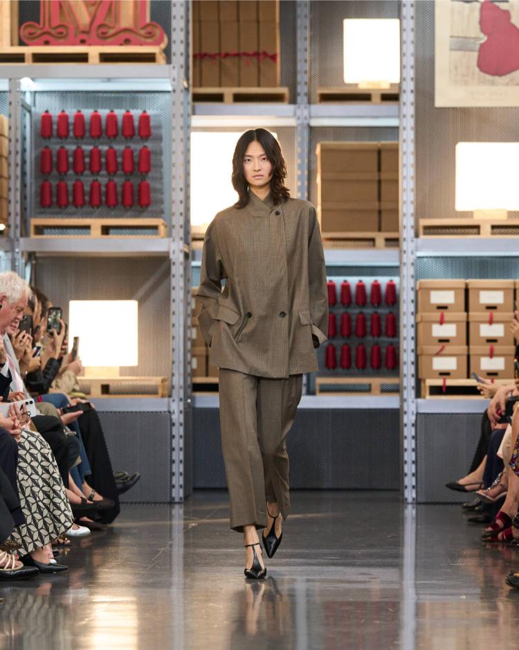 max-mara-resort-2027-kinetic-chic-bauhaus-kaputi-luksuzna-zenska-moda-shanghai-2027-31