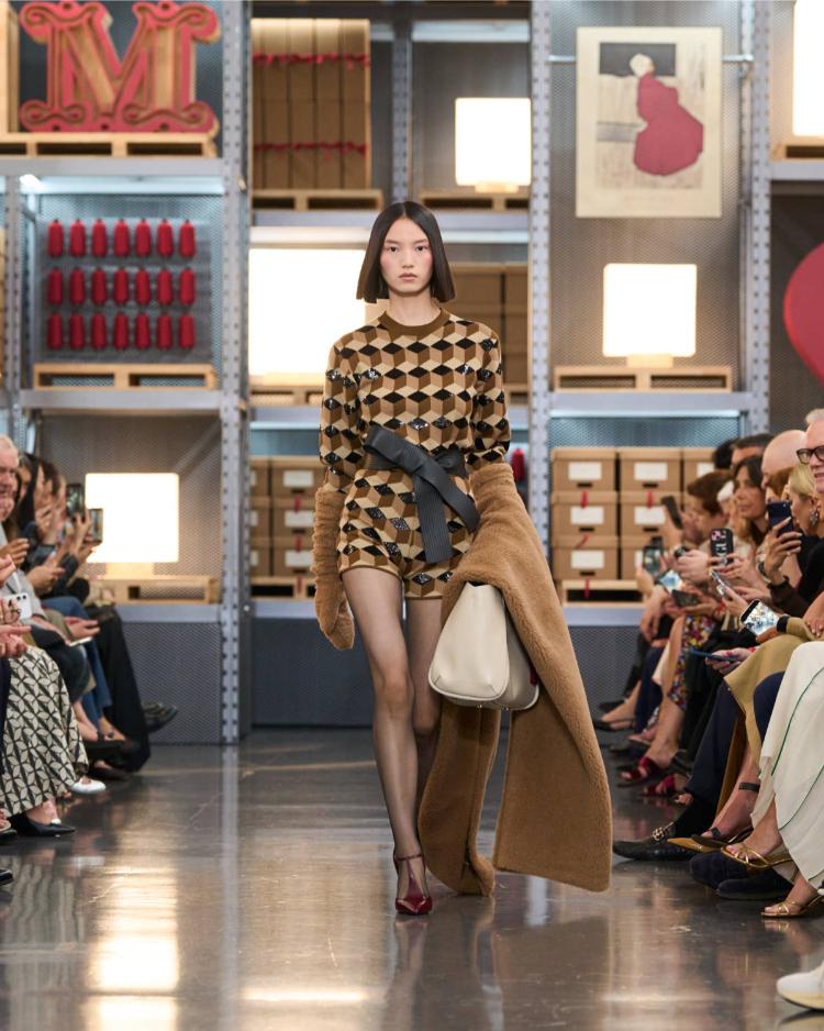 max-mara-resort-2027-kinetic-chic-bauhaus-kaputi-luksuzna-zenska-moda-shanghai-2027-36
