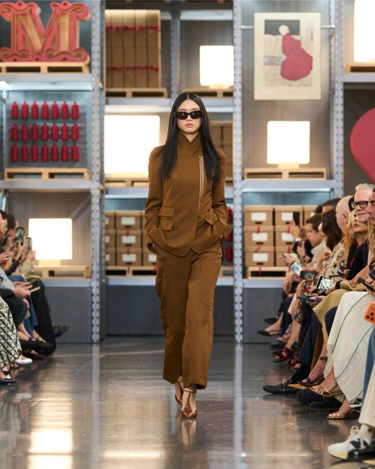 max-mara-resort-2027-kinetic-chic-bauhaus-kaputi-luksuzna-zenska-moda-shanghai-2027-35