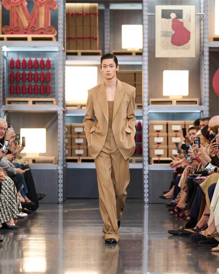 max-mara-resort-2027-kinetic-chic-bauhaus-kaputi-luksuzna-zenska-moda-shanghai-2027-37