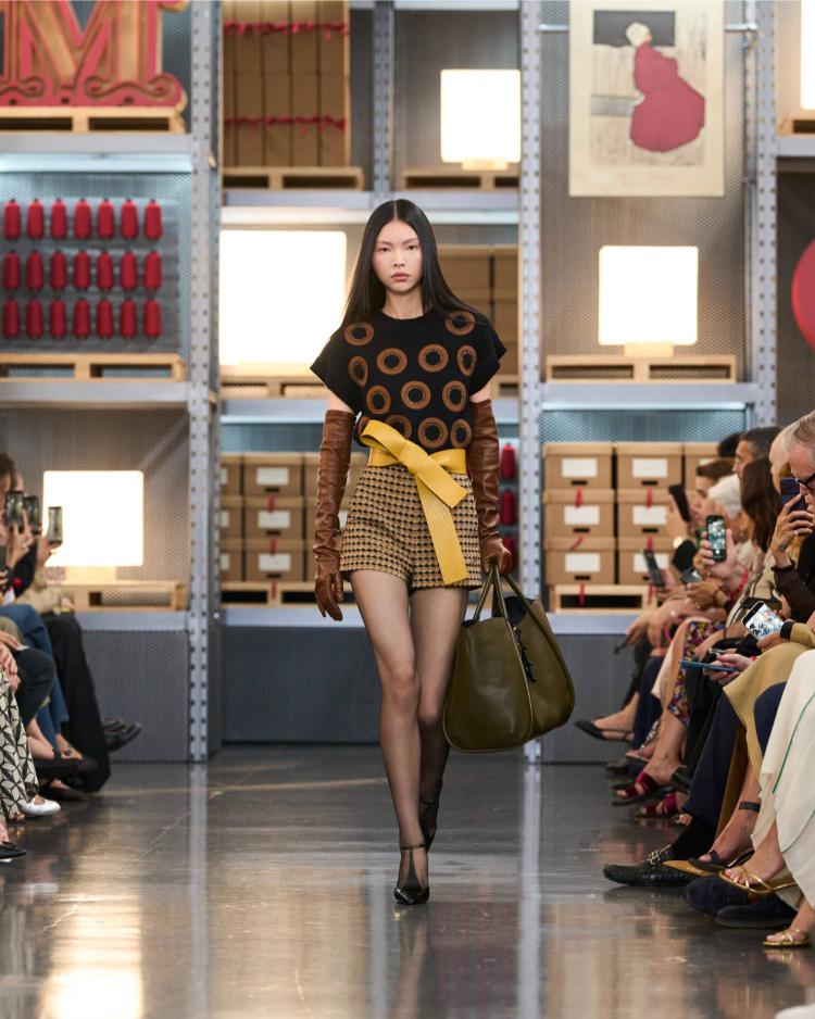 max-mara-resort-2027-kinetic-chic-bauhaus-kaputi-luksuzna-zenska-moda-shanghai-2027-38