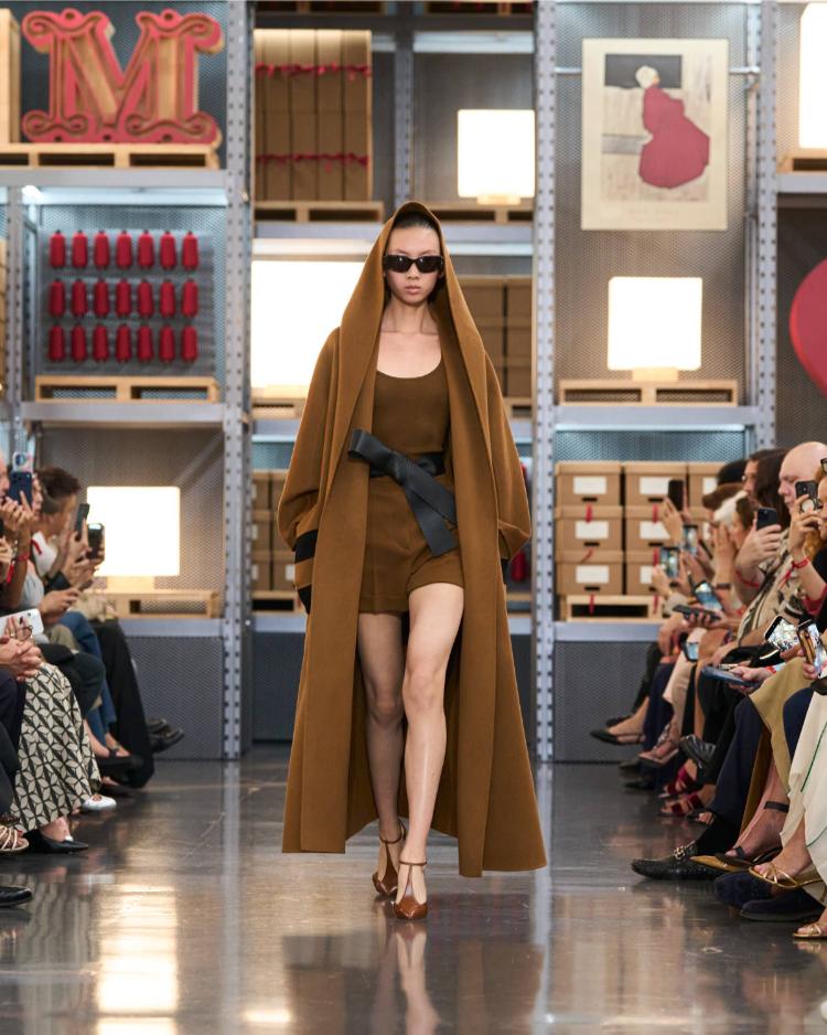 max-mara-resort-2027-kinetic-chic-bauhaus-kaputi-luksuzna-zenska-moda-shanghai-2027-40