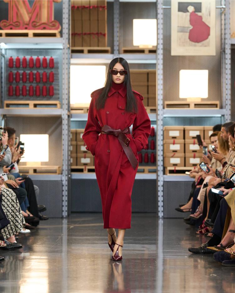 max-mara-resort-2027-kinetic-chic-bauhaus-kaputi-luksuzna-zenska-moda-shanghai-2027-45