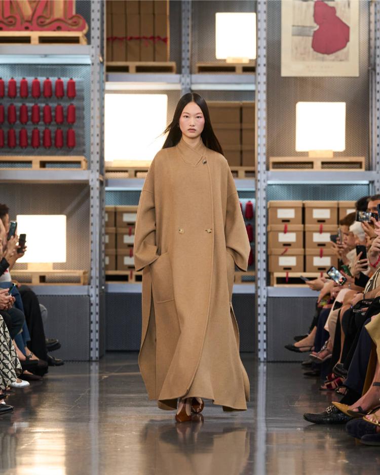 max-mara-resort-2027-kinetic-chic-bauhaus-kaputi-luksuzna-zenska-moda-shanghai-2027-47