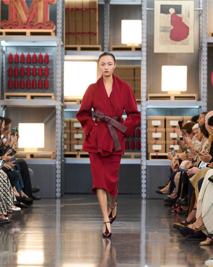 max-mara-resort-2027-kinetic-chic-bauhaus-kaputi-luksuzna-zenska-moda-shanghai-2027-49