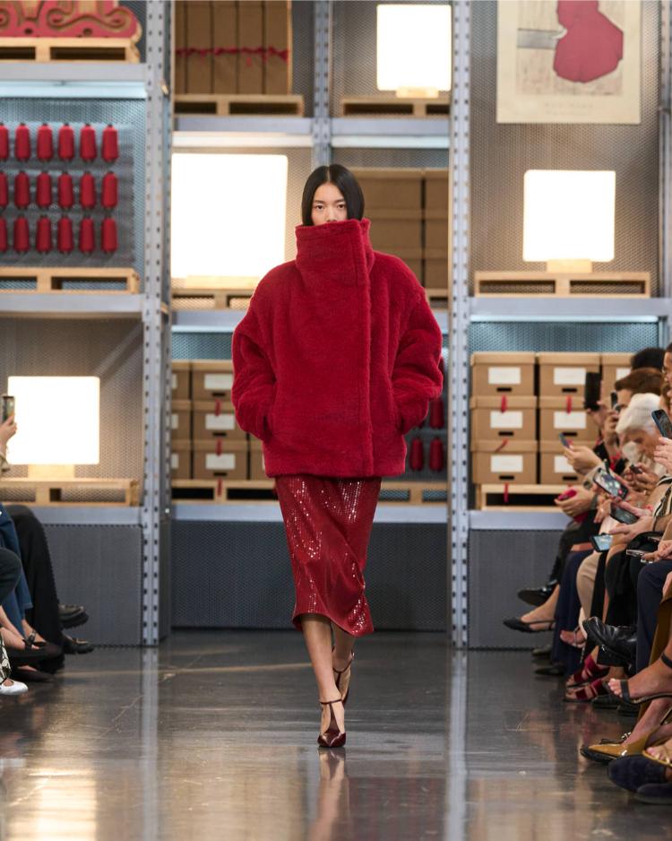 max-mara-resort-2027-kinetic-chic-bauhaus-kaputi-luksuzna-zenska-moda-shanghai-2027-51