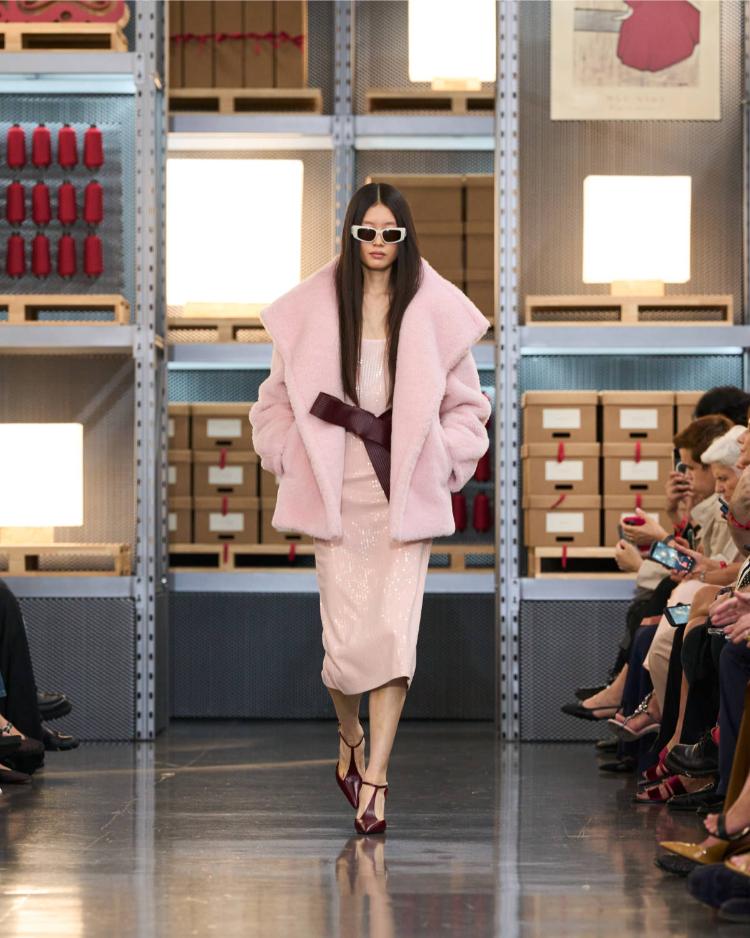 max-mara-resort-2027-kinetic-chic-bauhaus-kaputi-luksuzna-zenska-moda-shanghai-2027-50