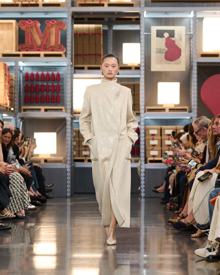 max-mara-resort-2027-kinetic-chic-bauhaus-kaputi-luksuzna-zenska-moda-shanghai-2027-56