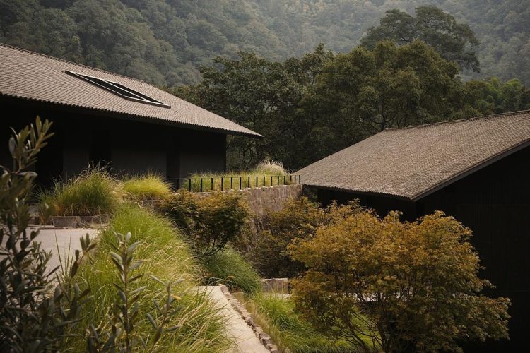 zoland-emei-resort-kina-studio-j-bridgland-luksuzni-planinski-resort-savremena-arhitektura-2025-4