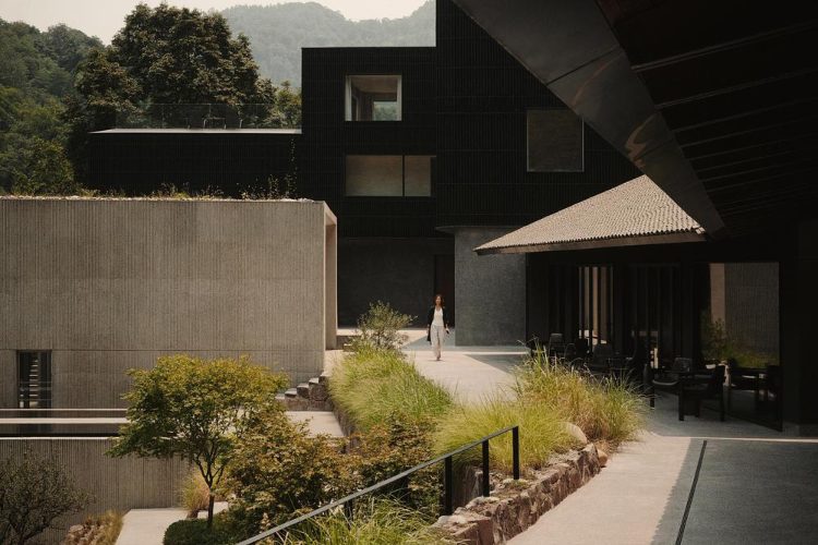 zoland-emei-resort-kina-studio-j-bridgland-luksuzni-planinski-resort-savremena-arhitektura-2025-5