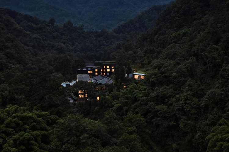 zoland-emei-resort-kina-studio-j-bridgland-luksuzni-planinski-resort-savremena-arhitektura-2025