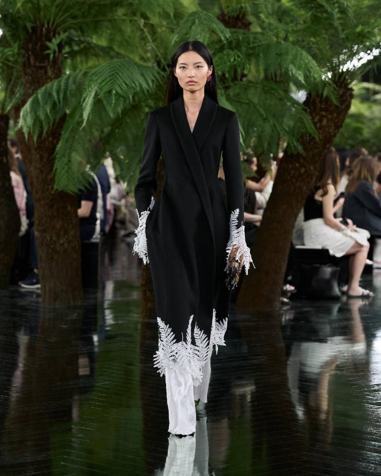 dior-haute-couture-jesen-zima-2026-2027-jonathan-anderson-skulpturalna-moda-modna-revija-60