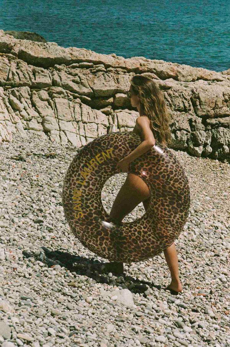 saint-laurent-respiro-mediteranska-letnja-kampanja-2026-rafija-torbe-luksuzna-moda-14