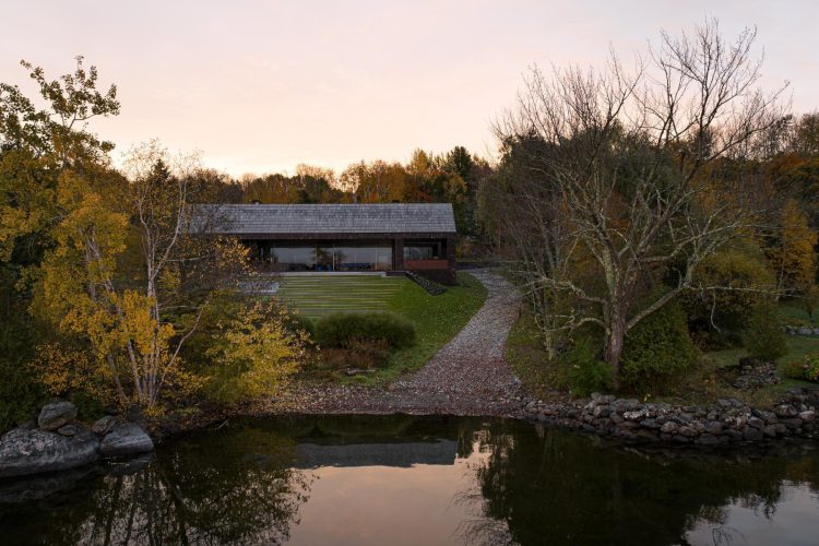 house-on-the-lake-magog-2024-luksuzna-rezidencija-kanada-savremena-arhitektura-enterijer-nekretnine-1