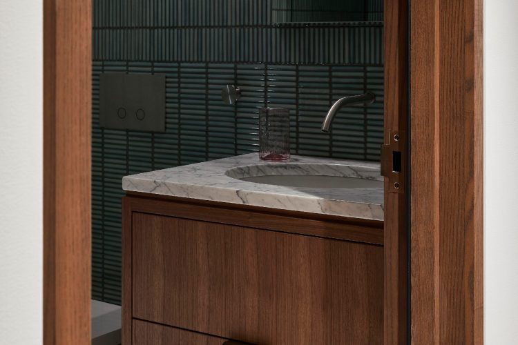 house-on-the-lake-magog-2024-luksuzna-rezidencija-kanada-savremena-arhitektura-enterijer-nekretnine-9