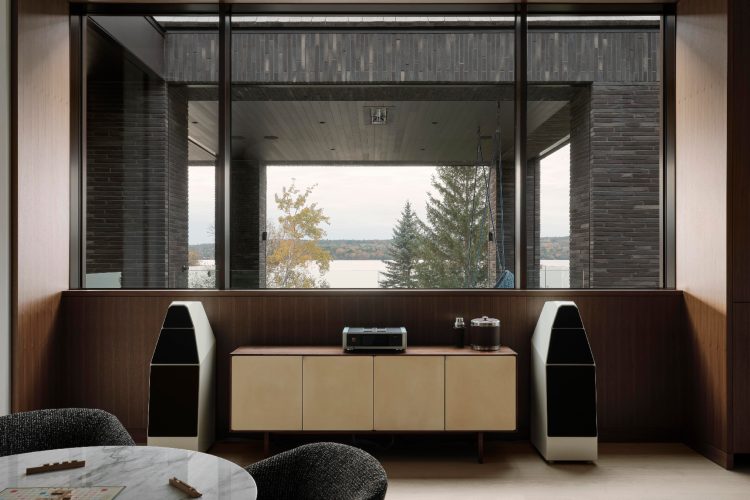 house-on-the-lake-magog-2024-luksuzna-rezidencija-kanada-savremena-arhitektura-enterijer-nekretnine-10